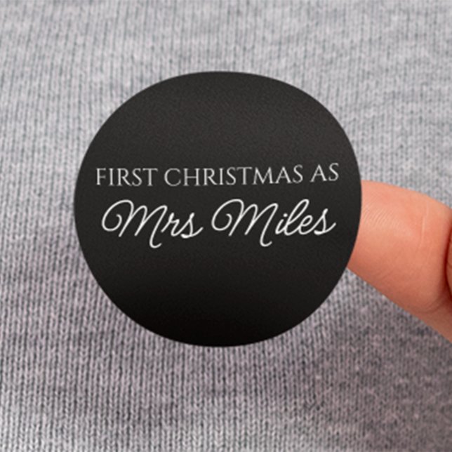 Adesivo Personalizado "Primeiro Natal como Sra." Apelido (Personalized 'First Christmas as a Mrs.' Surname Classic Round Sticker)