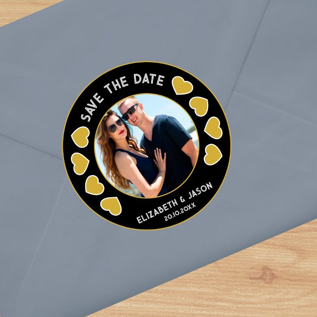 Adesivo Personalizado Salvar A Foto Do Casal De Data Perso (Custom Save the Date Photo and Hearts Classic Round Sticker)