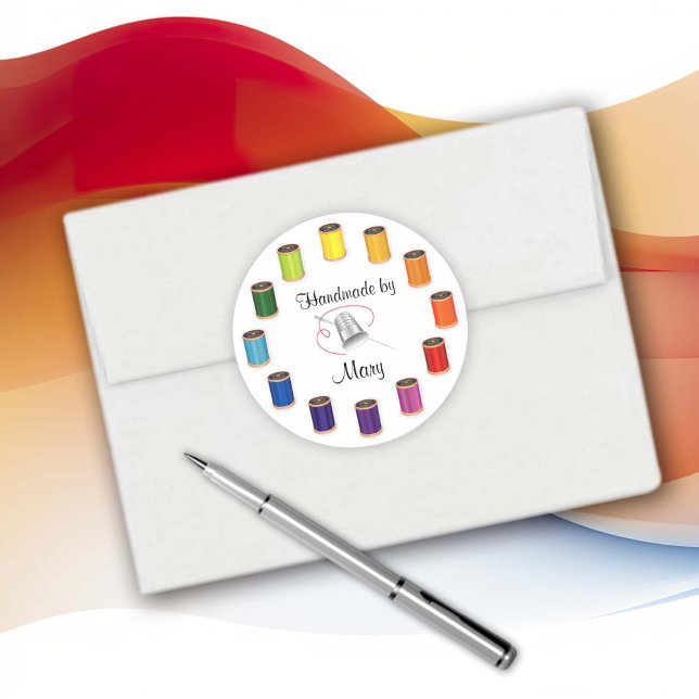Adesivo Personalize a sua costura, o Thimble, a Agulha e o (Customize your stickers! Silver thimble, needle and vivid color wheel of threads design for artists!)