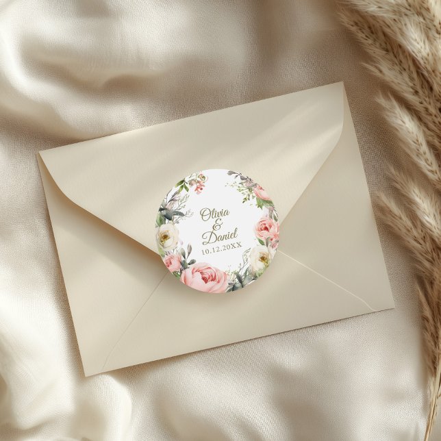 Adesivo Pêssego pálido e Casamento Floral Rosa Esbranquiça (Pale Peach and Blush Pink Floral Wedding Classic Round Sticker on a wedding envelope.)