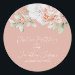 Adesivo Pêssego Romântico e Flores Brancas<br><div class="desc">Este adesivo romântico de casamento floral apresenta um elegante fundo de pêssego empoeirado com pêssego aquoso e flores brancas. Um buquê delicado aparece no topo. Os nomes de exemplo de um casal são impressos abaixo em uma fonte de script elegante.</div>