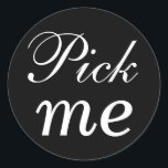 Adesivo Pick-me Sticker Preto<br><div class="desc">Este adesivo super fofo "me pegue",  faz um acessório de excelente para qualquer aperitivo,  sobremesa ou favor de comida. Coloque dois adesivos em uma palheta de dentes e decore suas comidas de dedos.</div>