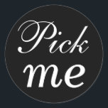 Adesivo Pick-me Sticker Preto<br><div class="desc">Este adesivo super fofo "me pegue",  faz um acessório de excelente para qualquer aperitivo,  sobremesa ou favor de comida. Coloque dois adesivos em uma palheta de dentes e decore suas comidas de dedos.</div>