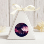 Adesivo Pincel Moderno Piscando Casou Monograma<br><div class="desc">Nossa coleção "Casamento de Pedras de Pincel Artístico Moderno" apresenta braçadeiras modernas em vermelho, roxo e azul com sotaques brancos combinados com um layout moderno e uma fonte elegante. Todas as informações são facilmente personalizáveis. Entre em contato conosco na loja para obter solicitações personalizadas. Verifique em nossa loja se há...</div>