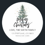 Adesivo Pine Tree Merry Christmas Holiday Endereço de devo<br><div class="desc">Árvore de pinheiro de Elegância design moderna e elegante e manuscrito Feliz Natal Feliz Feriados de Regresso Envelope Classic Round Sticker que pode ser personalizado com seu texto. Personalize-o com seu nome de família e sua data de natal, ou inclua uma mensagem especial! Clique no botão "Personalizar" e use nossa...</div>