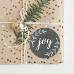 Adesivo Pine Wreath Christmas Joy<br><div class="desc">Vedantes de envelopes de Natal e adesivos de presente personalizados com script manual de "alegria" com ramificações de pínus brancos no fundo do estilo de quadro.</div>