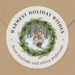 Adesivo Pine Wreath Merry Christmas Circle Photo<br><div class="desc">Barato com adesivos de fotos de feriado personalizados impressos com um simples modelo para personalização. Este design moderno apresenta uma coroa de galhos de pinheiros verdes e cones de pinheiros moldando sua foto em um adesivo em forma redonda. Use as ferramentas de design para personalizar as fontes e cores ou...</div>