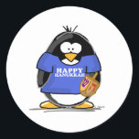 Adesivo Pinguim feliz de Hanukkah<br><div class="desc">Festiva um pinguim de Hanukkah do divertimento apenas para a época natalícia. Mostre fora seu espírito do feriado com este pinguim judaico bonito que guardara um dreidel e que veste um t-shirt que diga Hanukkah feliz.</div>