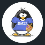 Adesivo Pinguim feliz de Hanukkah<br><div class="desc">Festiva um pinguim de Hanukkah do divertimento apenas para a época natalícia. Mostre fora seu espírito do feriado com este pinguim judaico bonito que guardara um dreidel e que veste um t-shirt que diga Hanukkah feliz.</div>