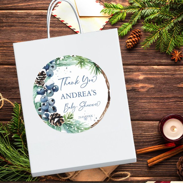 Adesivo Pinheiros com neve chá de fraldas de inverno: (Winter baby shower snowy pines wreath with blue winter berries favor sticker thank you stickers)