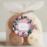 Adesivo Pink Coquette Christmas<br><div class="desc">Adicione um toque caprichoso à sua decoração de férias com o nosso adesivo clássico redondo de Natal cor-de-rosa. Apresentando pinças macias de pastel, padrões florais delicados e sotaques lúdicos de fita, este adesivo captura o charme e a feminilidade da estação. As mortes de férias inspiradas em vinhetas como flocos de...</div>