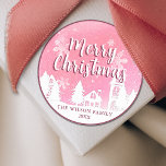 Adesivo Pink Winter Wonderland Felry Christmas Classic R<br><div class="desc">Esta etiqueta adesiva apresenta flocos de neve flutuando num céu rosa cristal sobre casas de neve. Clique no botão editar/personalizar para personalizar este design com seu texto. Europeia: Veja a coleção nesta página para encontrar mais adornos. Europeia: 100 euros por ano? Se você precisa de assistência ou tem algum pedido...</div>