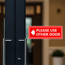 Placa de Utilizar Outra Porta com Seta Vermelha