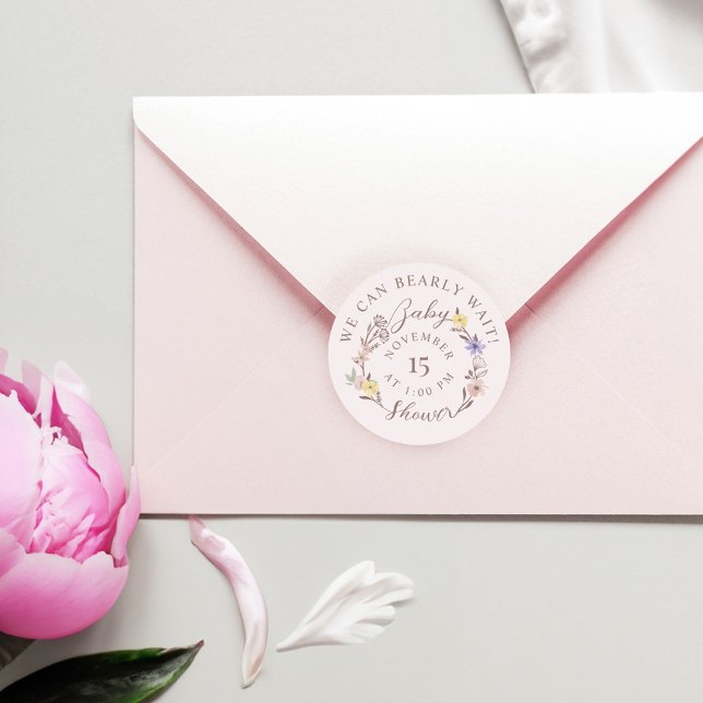 Adesivo Podemos Esperar Chá de fraldas Floral De Frota Ros (We Can Bearly Wait Baby Shower Floral Wreath Pink Classic Round Sticker)