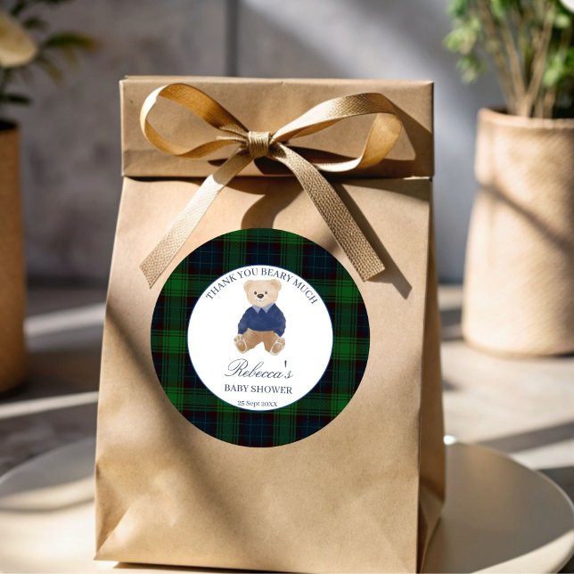 Adesivo Podemos esperar o favor clássico do chá de fraldas (We can bearly wait green plaid  polo teddy bear baby shower favor stickers)