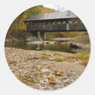 Adesivo Ponte coberta de Newry sobre o rio no outono