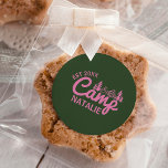 Adesivo Porta-Festas de solteira Personalizadas do Campo<br><div class="desc">Adicione um toque de charme ao ar livre à sua celebração com o nosso "Festa de solteira de Camp Personalizada de Bridesmaids Classic Round Sticker". Esses adesivos personalizados são perfeitos para a experiência da solteira de acampamento, apresentando um design que incorpora o espírito de aventura no excelente ao ar livre....</div>