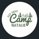 Adesivo Porta-Festas de solteira Personalizadas do Campo<br><div class="desc">Adicione um toque de aventura e personalização à sua celebração especial com estas Festas de solteira personalizadas do campo Bridesmaids Classic Round Stickers. Projetados com uma vibração retrógrada do acampamento de verão, esses adesivos são o toque perfeito para o seu tema "Última Trilha Antes do Véu". Quer você esteja planejando...</div>