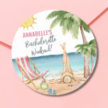 Adesivo Praia de Cute da Festa de solteira de Verão<br><div class="desc">Vinheta redonda clássica de Festa de solteira de praia com aquarela. Um tema legal de praia aquarela com tons cor-de-rosa e cor-de-rosa, colocando a vibração para uma fuga de praia com a noiva e seus besties. De viagens à Flórida, Califórnia, ou até mesmo algo mais internacional como México, Havaí ou...</div>