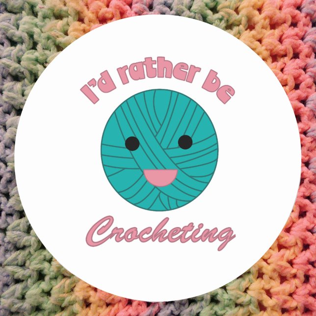 Adesivo Preferencialmentes são uma bola verde de fogo (A cute sticker with a ball of yarn and the text I'd rather be crocheting)