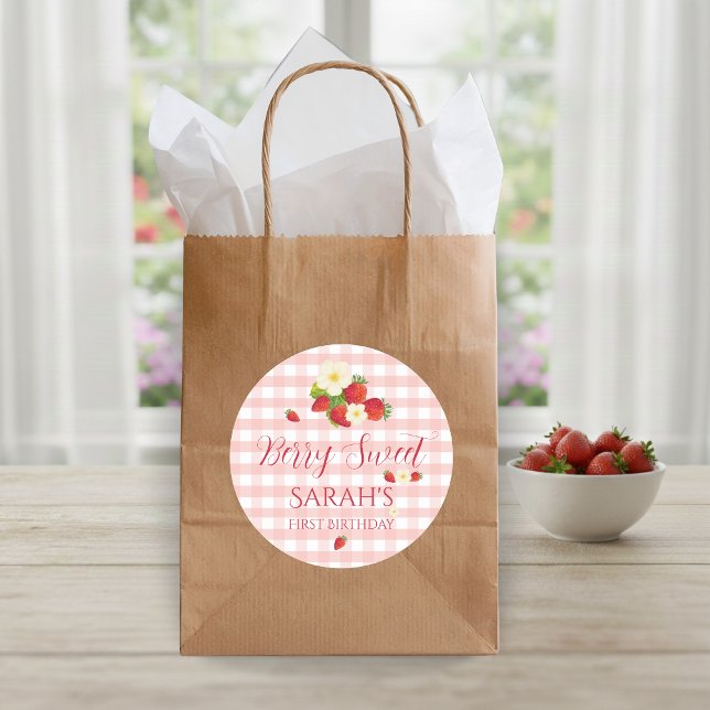 Adesivo Presente de Morango Doce para o Primeiro Aniversár (Berry Sweet Strawberry Favor Gift 1st Birthday Classic Round Sticker)