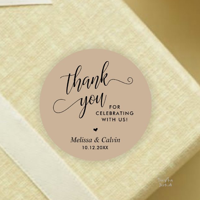 Adesivo Presentes de Agradecimento de Casamento Minimalist (Modern Minimalist Wedding Favor Gifts Thank You Classic Round Sticker in Brown Tan)