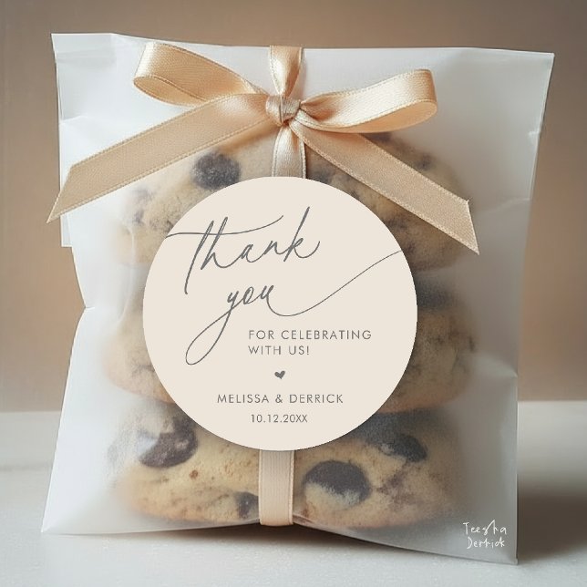 Adesivo Presentes de Agradecimento de Casamento Minimalist (Modern Minimalist Wedding Favor Gifts Thank You Classic Round Sticker in Cream and Grey)