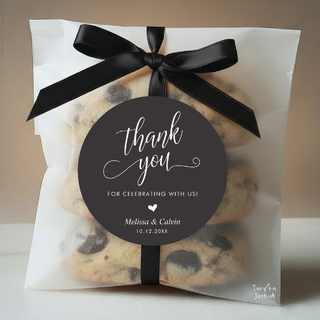Adesivo Presentes de Agradecimento de Casamento Moderninho (Cute Little Heart Modern Classy Wedding Thank You Gifts Classic Round Sticker in Charcoal Grey)
