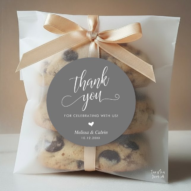 Adesivo Presentes de Agradecimento de Casamento Moderno Co (Cute Little Heart Modern Classy Wedding Thank You Gifts Classic Round Sticker in Dark Grey)