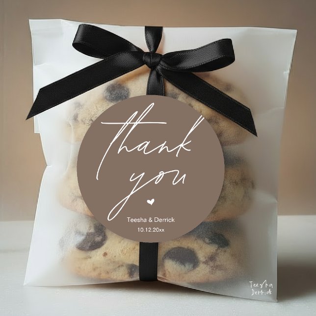 Adesivo Presentes de Agradecimento de Casamento Moderno Mí (Modern Wedding Thank You Minimal Cute Heart Gifts Classic Round Sticker in Taupe Brown)