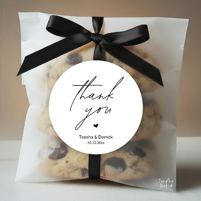 Adesivo Presentes de Agradecimento de Casamento Moderno Mí (Modern Wedding Thank You Minimal Cute Heart Gifts Classic Round Sticker in Black and White)
