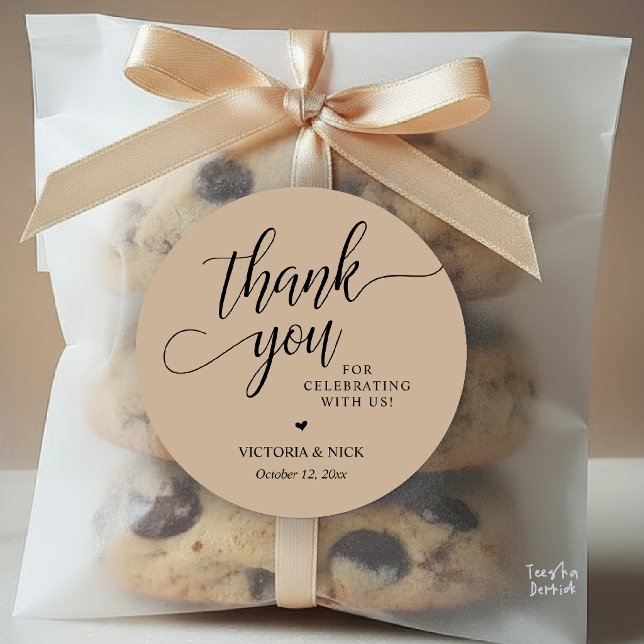 Adesivo Presentes de Jantar de Casamento Moderno e Sofisti (Modern Classy Wedding Dinner Favor Gifts Thank You Classic Round Sticker in Black and Brown Tan)