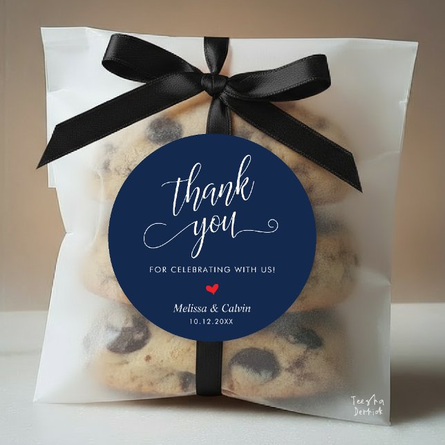 Adesivo Presentes Modernos de Agradecimento para Casamento (Cute Little Red Heart Modern Classy Wedding Thank You Gifts Classic Round Sticker in Navy Blue)