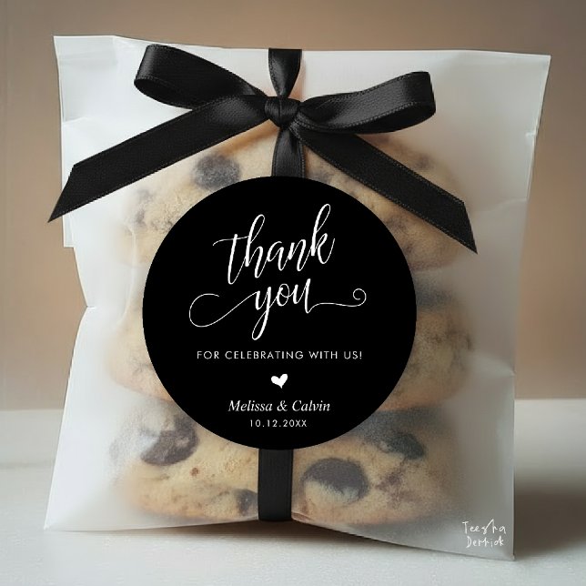 Adesivo Presentes Modernos de Agradecimento para Casamento (Cute Little Heart Modern Classy Wedding Thank You Gifts Classic Round Sticker in Black White)