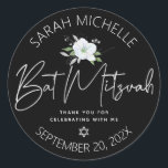 Adesivo Preto Bat Mitzvah Silver Script Floral Watercolor<br><div class="desc">Tenha orgulho, alegria e comemore este marco do seu Bat Mitzvah favorito sempre que você usa este adesivo sofisticado e personalizado! Uma aquarela floral brilhante, branca e falso cor prateada, falso roteiro prateado escrito à mão e Estrela de David, assim como a tipografia serif branca sobrepõem-se a um fundo negro...</div>