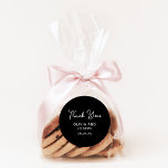 Adesivo Preto-branco e doce | Casamento Obrigado<br><div class="desc">Esses adesivos de casamento preto,  simples e na moda,  escuro ou de favoritos de chá de panela apresentam tipografia branca,  estilo vintage,  que diz "obrigado você". Um olhar elegante e clássico minimalista que ainda é único e contemporâneo.</div>