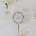 Adesivo Primavera Wildflower | Blush Obrigado Favor Sticke<br><div class="desc">Este primavera obrigado de pincelada, o adesivo é perfeito para o casamento de vintage. A design apresenta flores silvestres coloridas, elegantes e pastéis e minimalistas, cor d'água. Ele lembra o espectador de um clássico e simples prado de jardim de verão da boêmia. Um destaque do design é como o floral...</div>