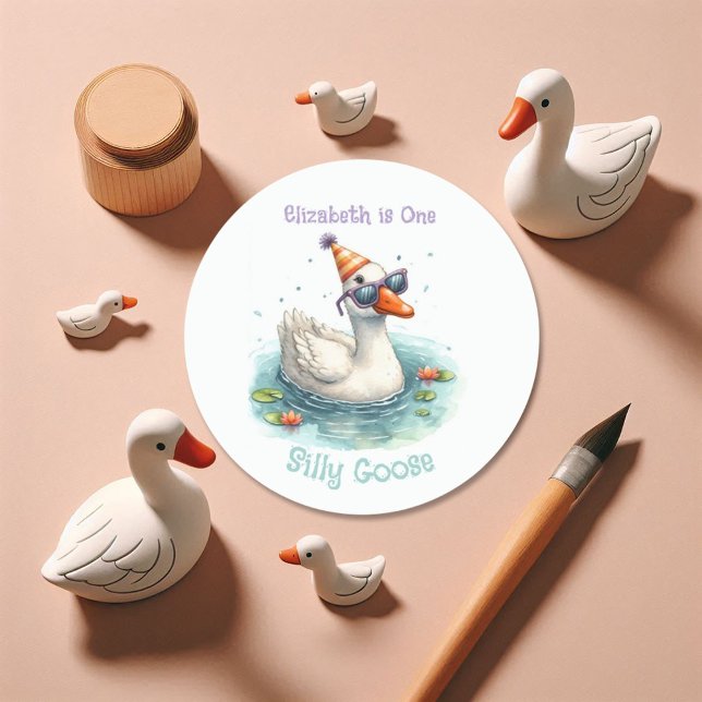 Adesivo Primeira Festa de aniversário "Um Ganso Bobo" (One Silly Goose First Birthday Party Classic Round Sticker)