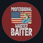 Adesivo Professional Master Baiter Fish American<br><div class="desc">Mestre Profissional Batista Pescador Americano Presente. Presente perfeito para seu pai, mãe, pai, homens, mulheres, amigos e familiares no Dia de Ação de Graças, Dia de Natal, Dia de as mães, Dia de os pais, 4 de julho de 1776 Dia Independente, Dia dos Veteranos, Dia do Halloween, Dia do Patrick...</div>