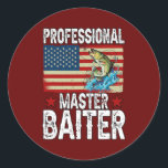 Adesivo Professional Master Baiter Fish American<br><div class="desc">Mestre Profissional Batista Pescador Americano Presente. Presente perfeito para seu pai, mãe, pai, homens, mulheres, amigos e familiares no Dia de Ação de Graças, Dia de Natal, Dia de as mães, Dia de os pais, 4 de julho de 1776 Dia Independente, Dia dos Veteranos, Dia do Halloween, Dia do Patrick...</div>