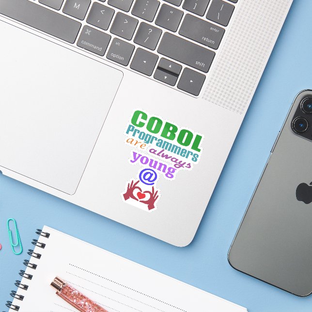 Adesivo Programadores de Cobol São Sempre Jovens de Coraçã (Notebook com iPhone)