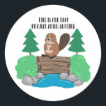 Adesivo Projeto Funny Animal Busy Beaver Dam<br><div class="desc">Um desenho animado bonito de um castor ocupado em cima de sua represa em um riacho bordado por árvores. A legenda diz "A vida é um projeto de barragem atrás do outro". Perfeito para entusiastas do DIY, castores ocupados, um trabalhador, trabalhador da construção, empreiteiro ou carpinteiro. Pode ser utilizado como...</div>