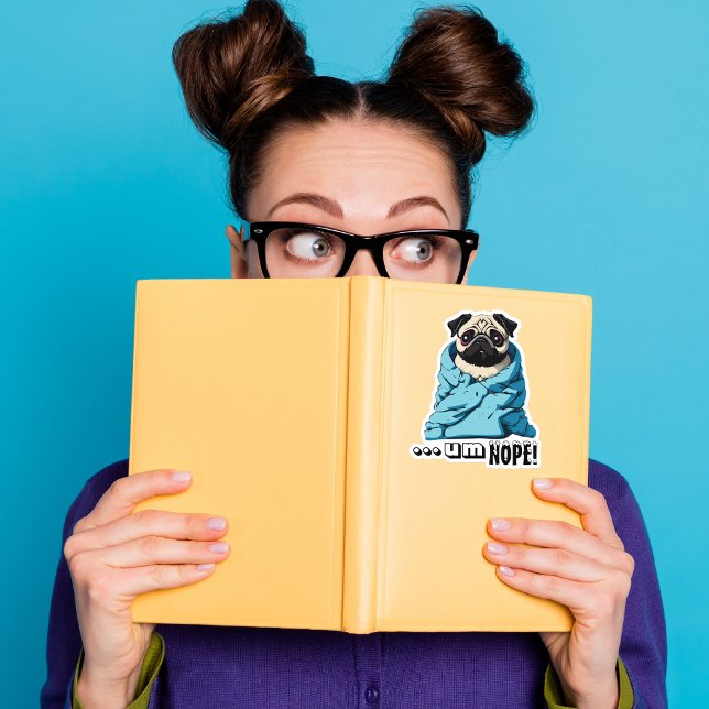 Adesivo Pug preguiçoso amassado em um cobertor (Criador carregado)