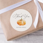 Adesivo Pumpkin De Outono Laranja Obrigado<br><div class="desc">Obrigado,  adesivo com abóbora laranja. Excelente para uma noiva ou chá de fraldas. Personalize com suas informações ou clique em "Clique para personalizar mais" para editar estilos de fonte,  tamanho e cores.</div>