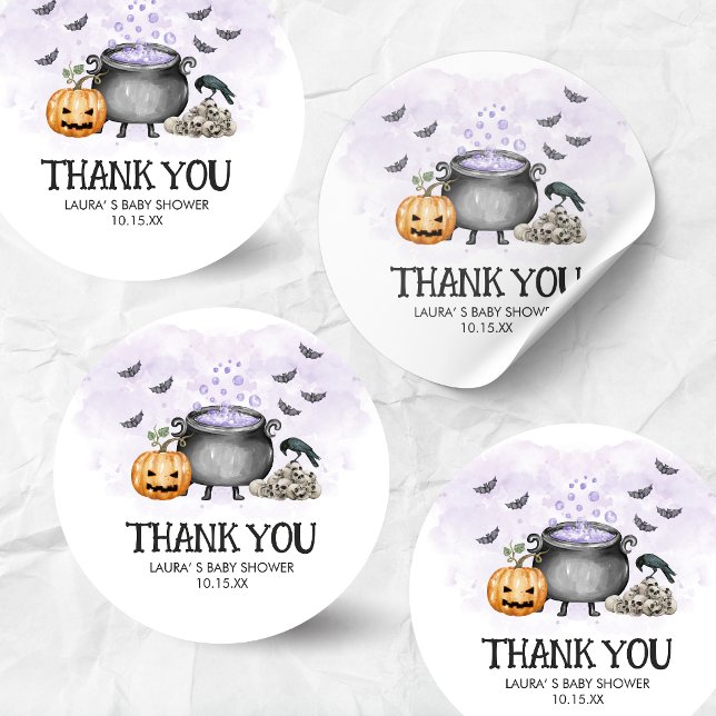 Adesivo Purple Baby is Brewing Halloween Baby Shower (A Baby is Brewing Purple Halloween Baby Shower Round Sticker)