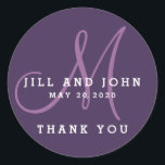 Adesivo Púrpura Elegante Monograma Favor de Casamento<br><div class="desc">Púrpura Elegante Monograma,  Favor Vinheta. Mais cores e estilos estão disponíveis em nosso compro www.zazzle.com/MonogramGalleryGifts. Obrigado. Nomes de noiva e noiva. Data do casamento. Monograma inicial. Cor roxa e branca. Design moderno</div>