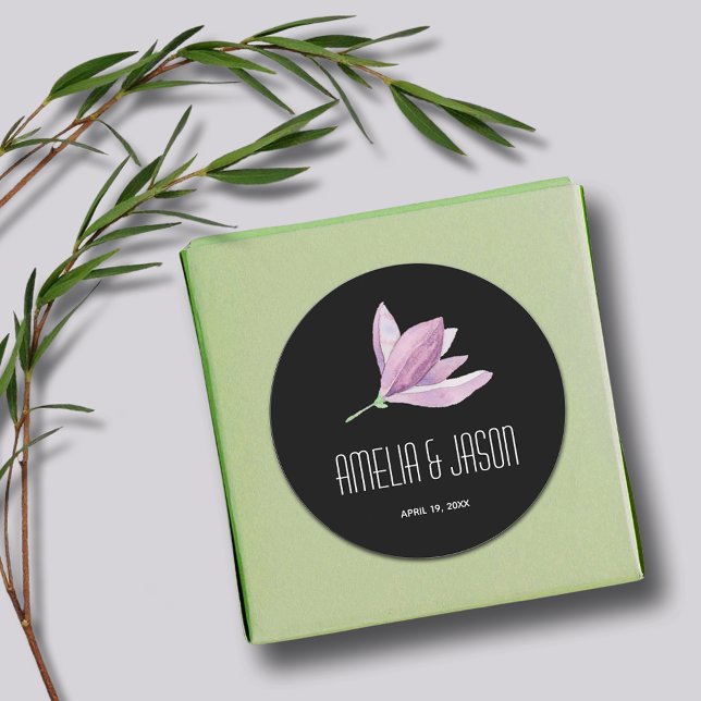 Adesivo Púrpura Magnolia Floral Weding Favor em Preto (Magnolia Floral Wedding Favor Black Round Stickers)