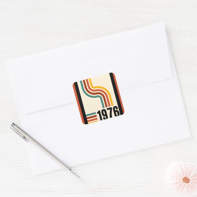 Adesivo Quadrado 1976 Retro Stripes Vintage (Envelope)