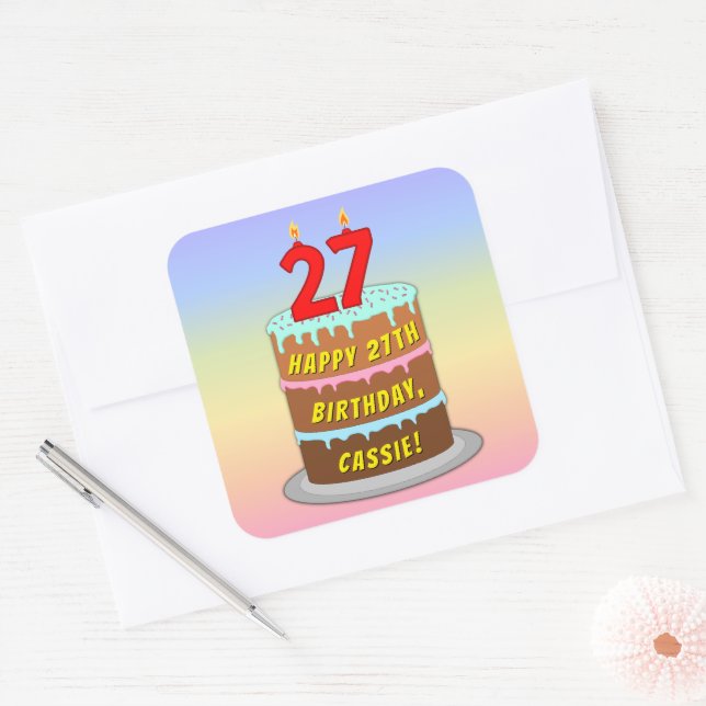 Adesivo Quadrado 27.º aniversário: Bolo e Velas Divertidas + Nome P (Envelope)