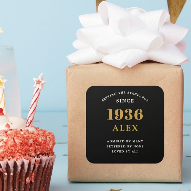 Adesivo Quadrado 90th Birthday Name 1936 Black Gold Elegant Chic (Born 1936 sticker on a wrapped gift.)